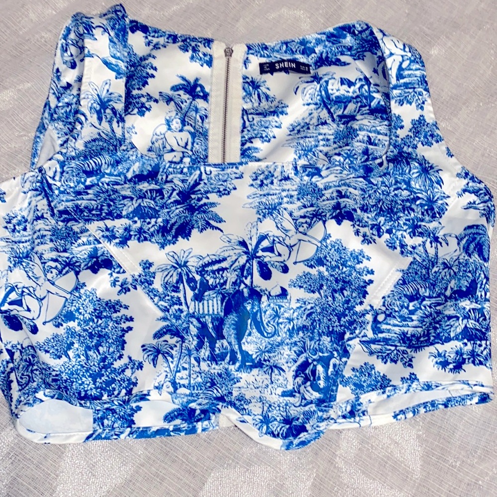Blue and white scoop neck cropped tank top